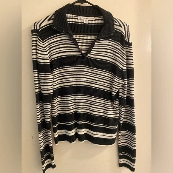 🟢 Clearance- Tommy Hilfiger sweater V neck size Large NWT - Picture 1 of 4